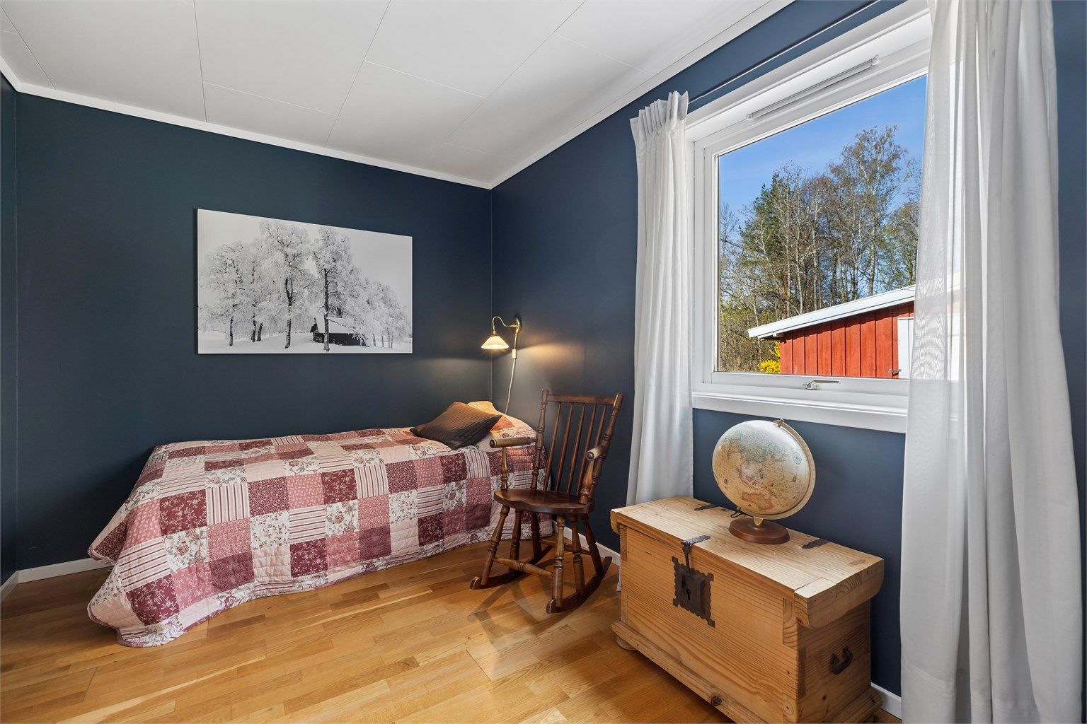 Soverom nr. 3 har god plass til både enkelt- og dobbeltseng, eikeparketten gir et tidløst preg. (Opprinnelig bod, ikke omsøkt/godkjent til varig opphold)