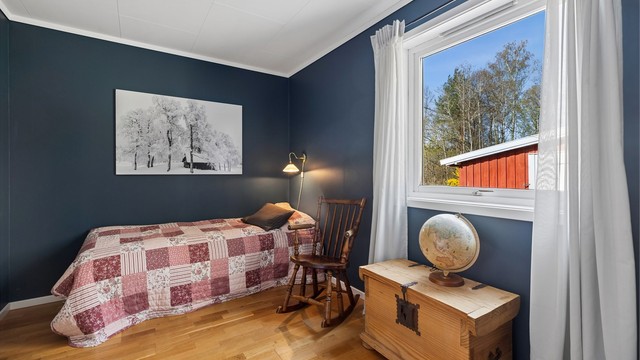 Soverom nr. 3 har god plass til både enkelt- og dobbeltseng, eikeparketten gir et tidløst preg. (Opprinnelig bod, ikke omsøkt/godkjent til varig opphold)