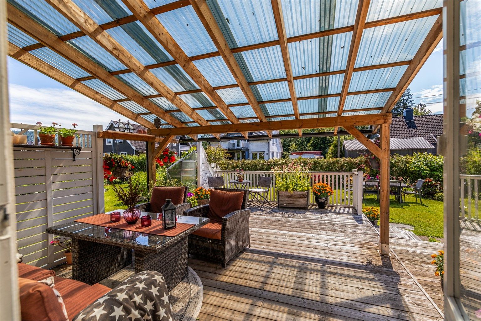 Stor, sydvendt terrasse på 39 m², med en overbygd del som forlenger utendørssesongen.
