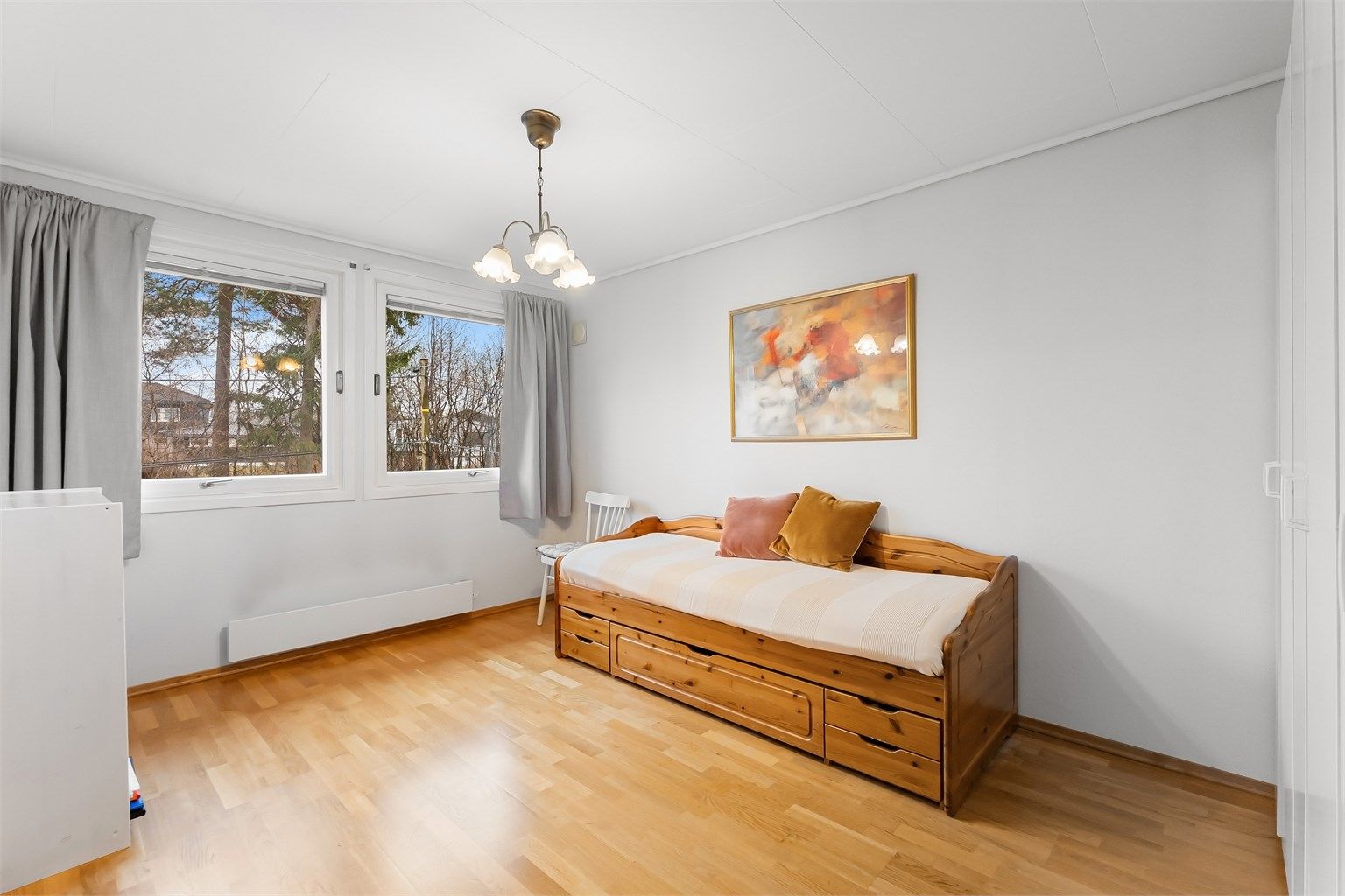 Det andre soverommet er også av god størrelse, med parkett på gulvet.