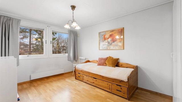 Det andre soverommet er også av god størrelse, med parkett på gulvet.