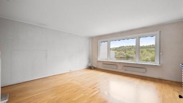 Store vindusflater gir stuen rikelig med naturlig lys.