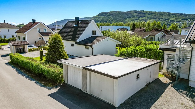 Fra gårdsplassen er det utvendig trappeadkomst til boligens inngangsparti i 1. etasje.