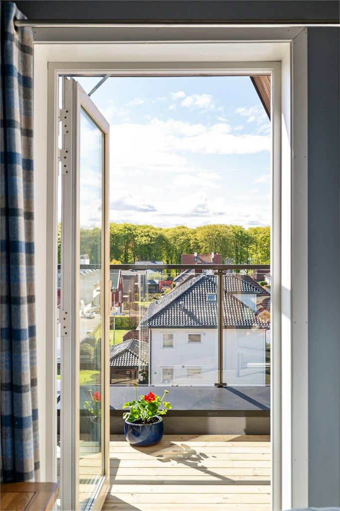 Fra spisestue har man direkte adkomst til en deilig sørvendt balkong med gode solforhold. 