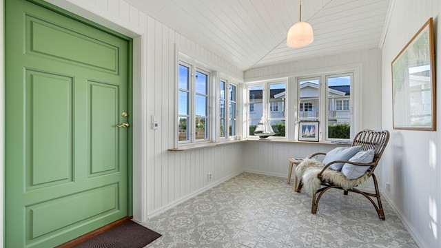 Velkommen inn! Her får du en tidsriktig og innholdsrik enebolig hvor historisk karakter møter moderne komfort, med lekre materialvalg, gjennomførte løsninger og en svært delikat finish