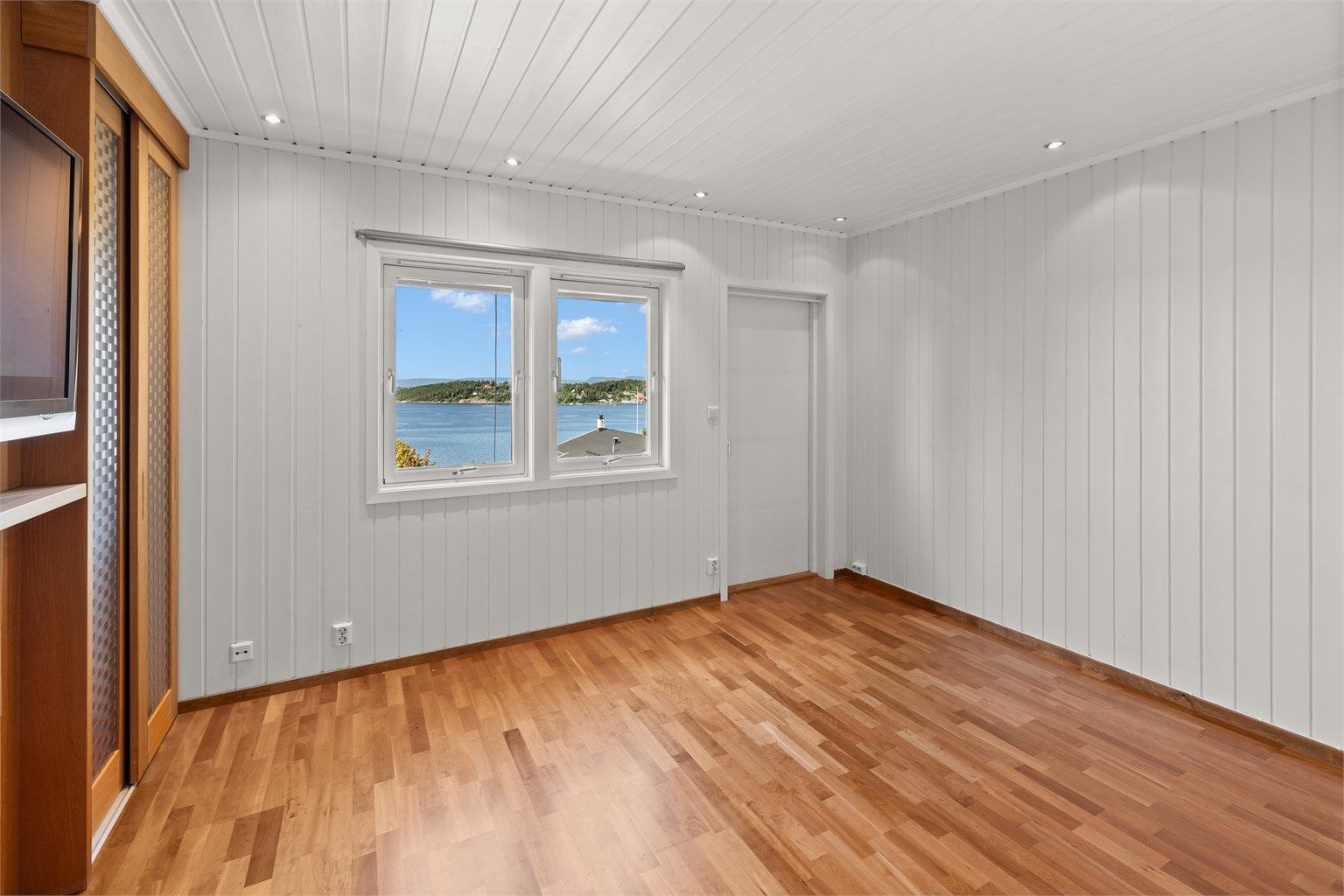 Begge soverommene i denne etasjen har utgang til en felles balkong.