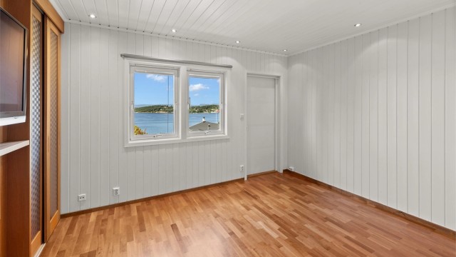 Begge soverommene i denne etasjen har utgang til en felles balkong.