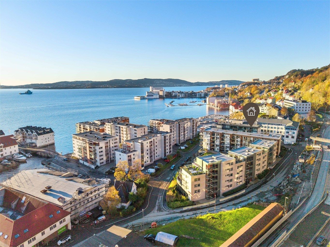 Leiligheten ligger på Måseskjæret, et idyllisk sted i Sandviken med hyppige bussavganger inn til Sentrum. Holdeplass rett utenfor døren. 