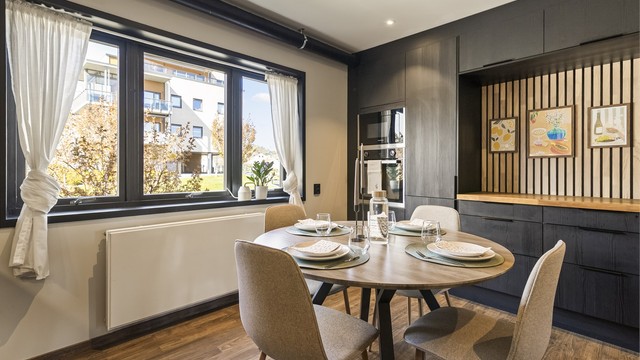Innfelte downlights i himlingen gir en jevn og behagelig belysning over hele rommet.