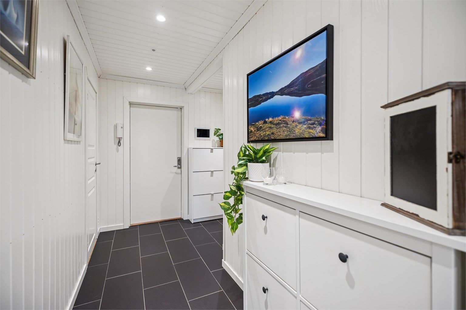 Velkommen inn! Lys og innbydende entré med flislagt gulv med deilig varme. Foto: Per O. Skjellnan v/Efkt