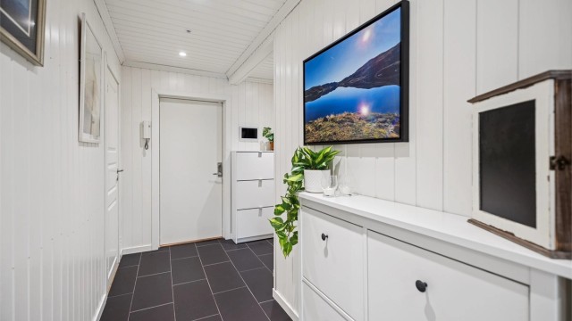 Velkommen inn! Lys og innbydende entré med flislagt gulv med deilig varme. Foto: Per O. Skjellnan v/Efkt
