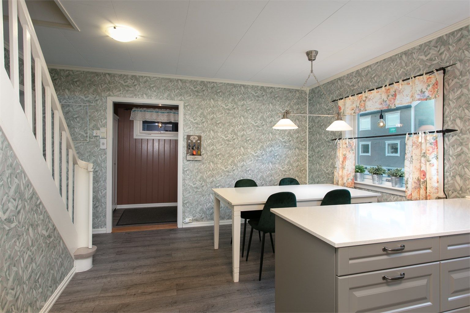 Kjøkken/spisestue med trapp til 2. etasje