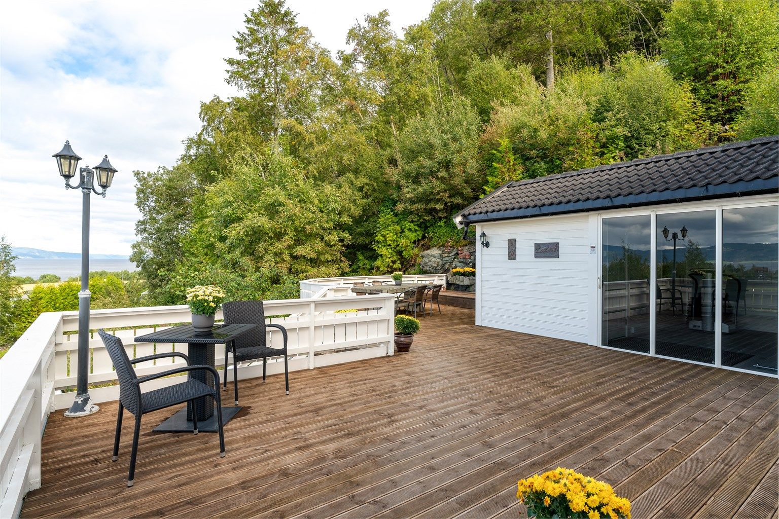 Her bor man i naturskjønne og idylliske omgivelser omkranset av vakker natur, og samtidig bare en liten kjøretur unna Trondheim Sentrum og et hav av varer og tjenester. 