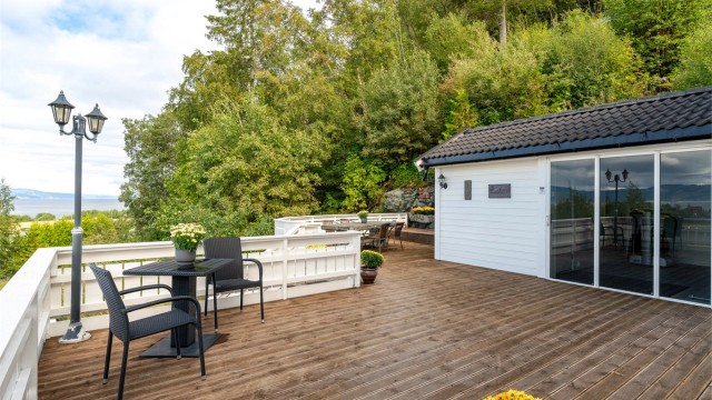 Her bor man i naturskjønne og idylliske omgivelser omkranset av vakker natur, og samtidig bare en liten kjøretur unna Trondheim Sentrum og et hav av varer og tjenester.