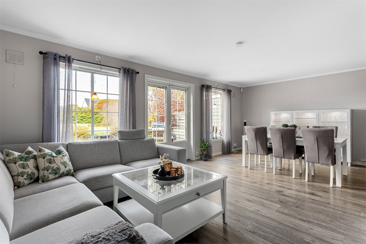 Stue med sofaområde og spiseplass