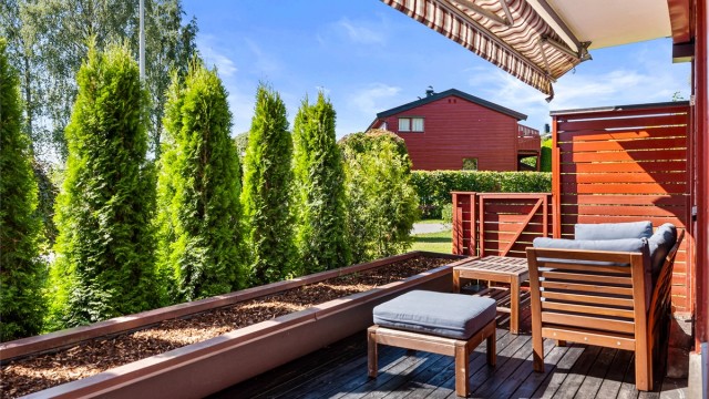 Syd-vestvendt terrasse på ca. 13 kvm med gode solforhold, port ut til grønne fellesområder og adkomst til utvendig bod