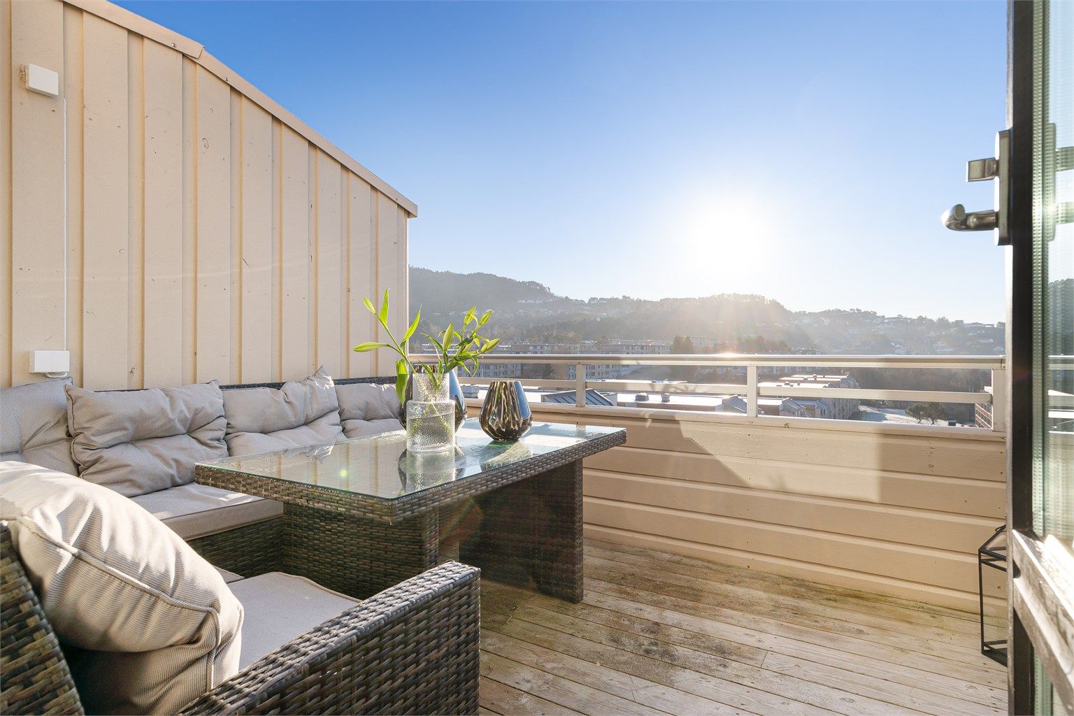 - Utgang fra stue til solrik sørvendt balkong på ca. 8 kvm -