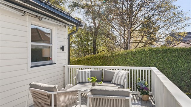 En skjermet og hyggelig uteplass for varme dager.