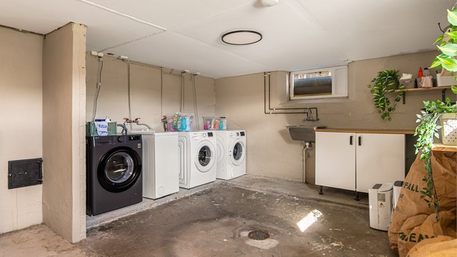 Felles vaskerom i kjelleren med opplegg for vaskemaskin og ny varmtvannsbereder fra 2025.