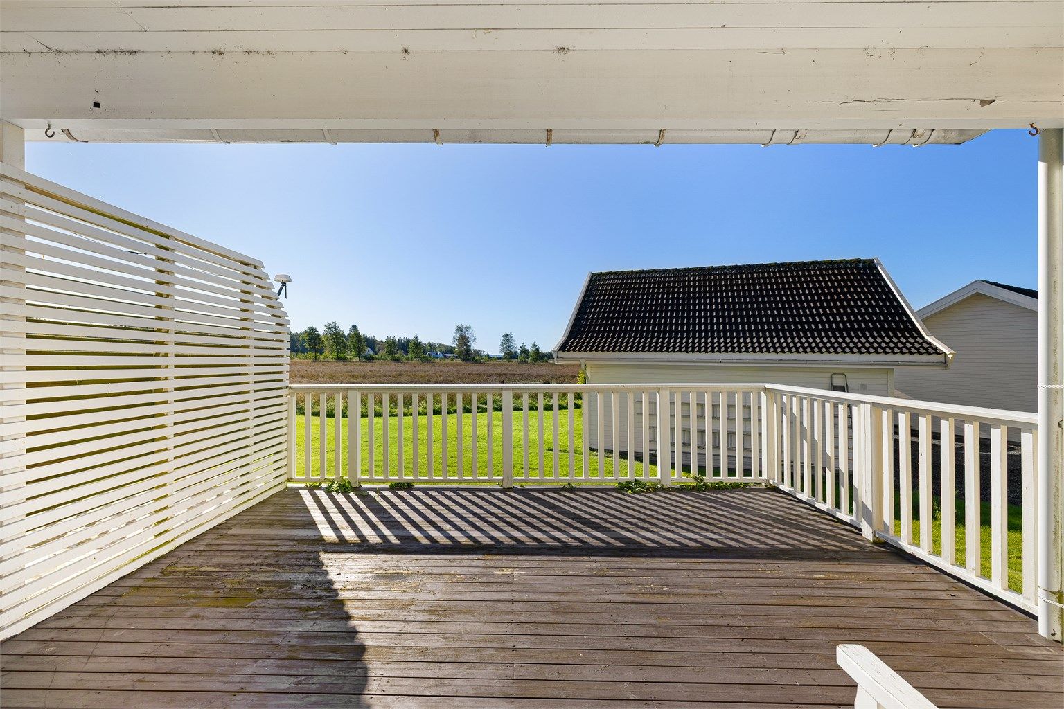 På terrassen er det sol dagen gjennom og fint utsikt å se over åkerlandskapet i syd.