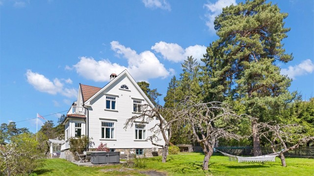 Velkommen til Solveien 32C - Solrik og flott klassisk villa | Stor skjermet tomt | Dobbelgarasje med loft | Noe utsikt