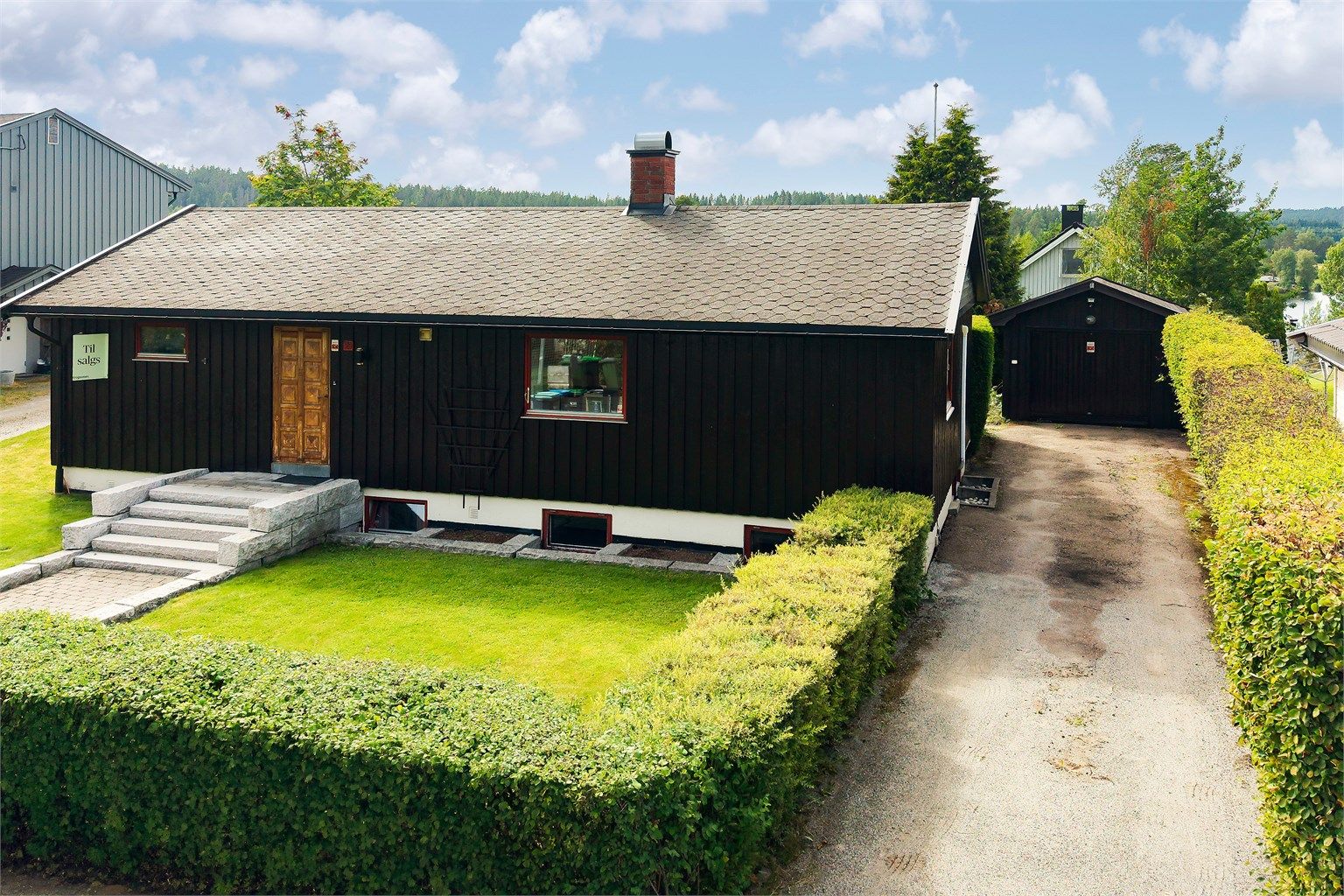 Eiendommen inkluderer en frittstående garasje med plass til én bil.