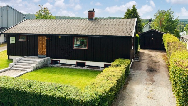 Eiendommen inkluderer en frittstående garasje med plass til én bil.