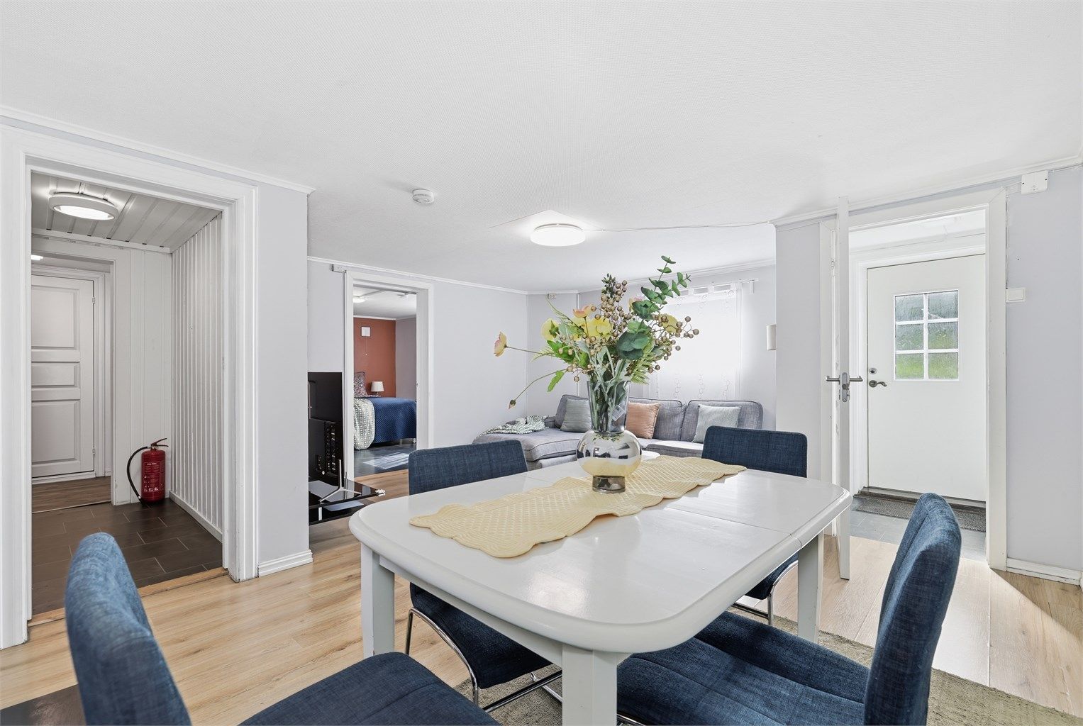 Pen og lys stue med plass til spisebord og sofagruppe. 