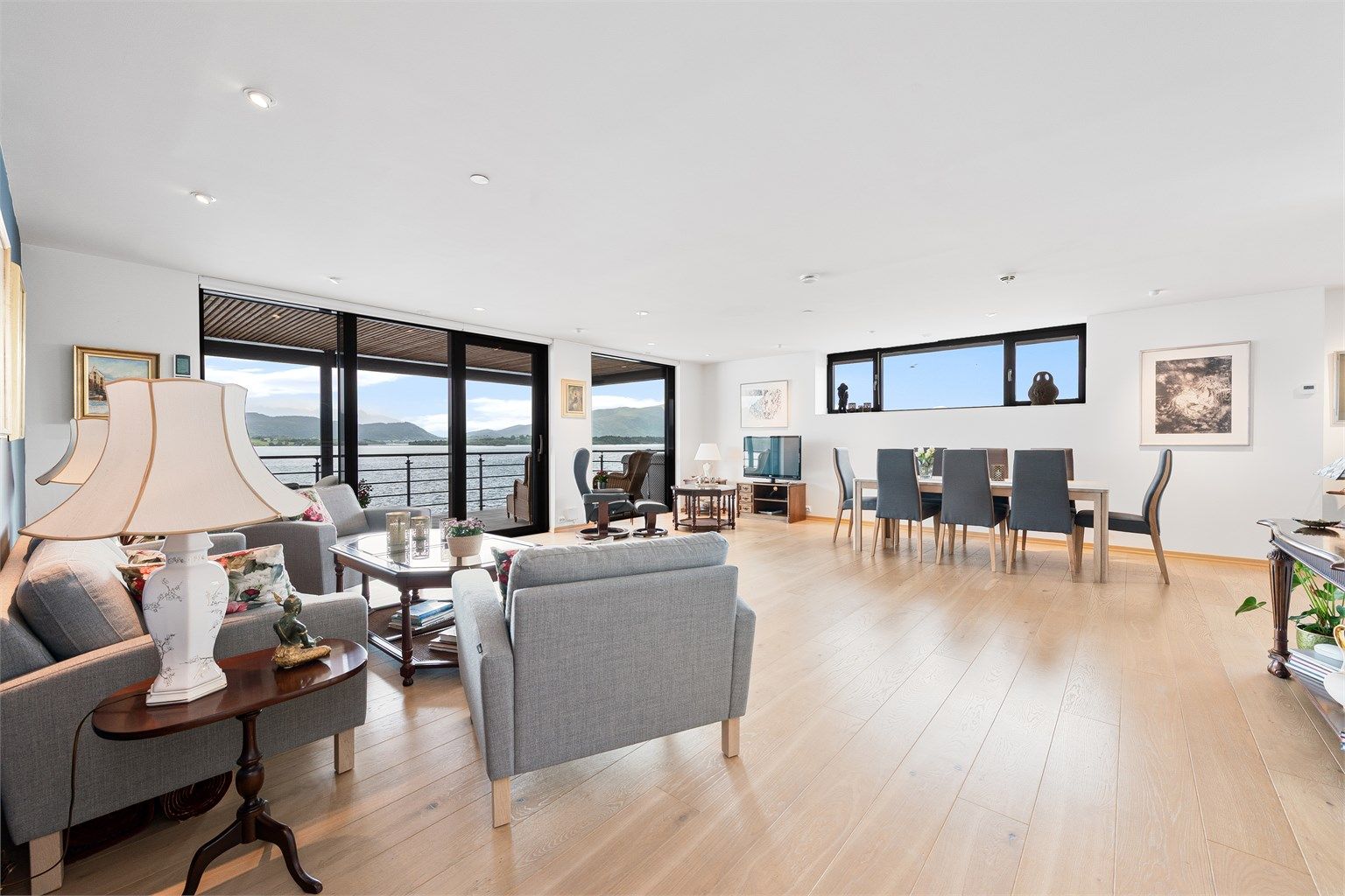 Det er god plass til flere soner og sittegrupper på stuen