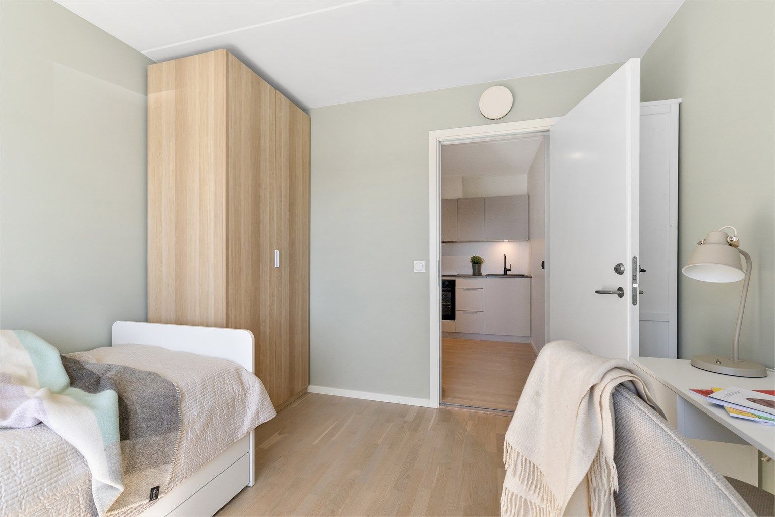 Rommet har nyslipt parkettgulv og malte veggflater.