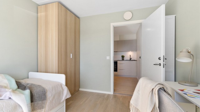 Rommet har nyslipt parkettgulv og malte veggflater.