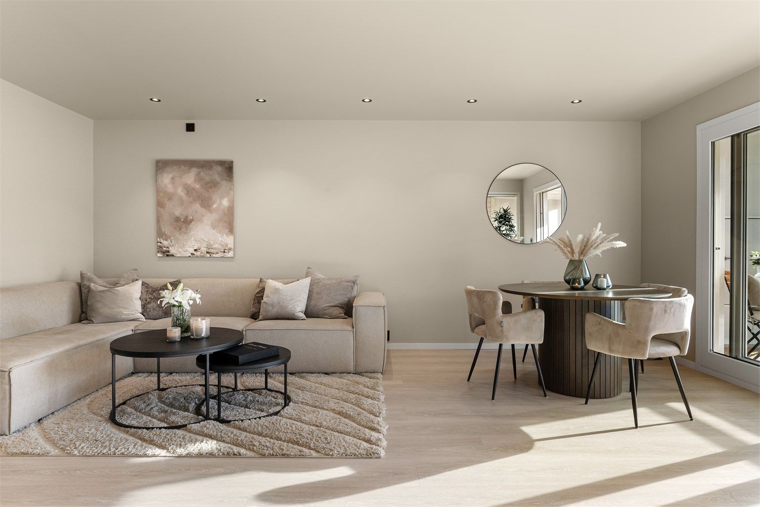 Et romslig og luftig oppholdsrom med åpen planløsning. Her får man nydelige gulv og veggflater gjennom hele boligen