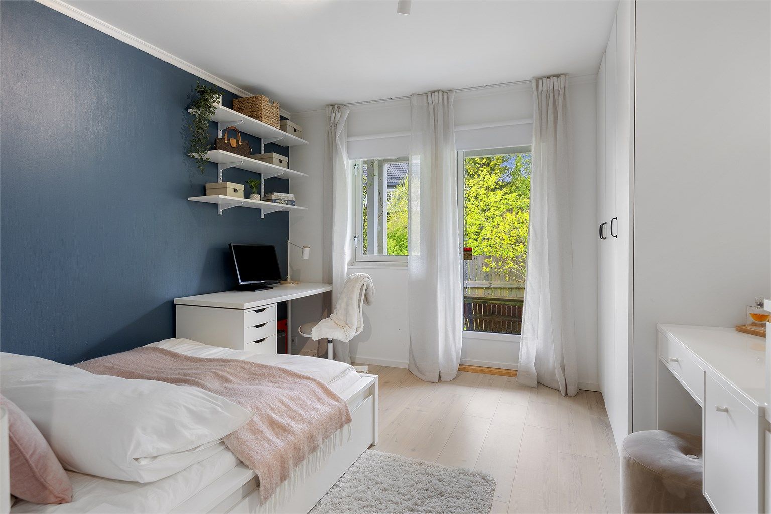 Soverom med utgang til vestvendt terrasse og hage. 