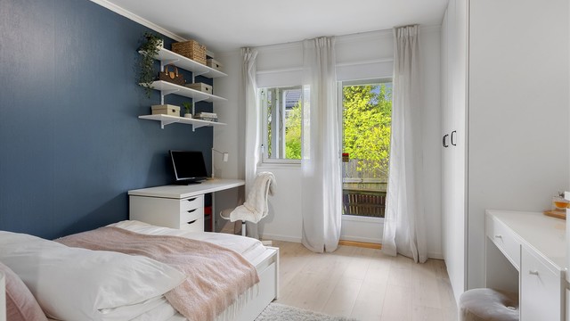 Soverom med utgang til vestvendt terrasse og hage.