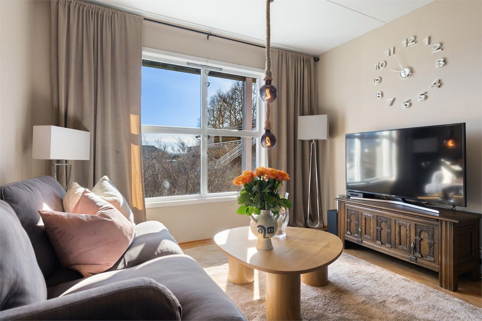 Stuen er malt i delikate farger, og er et sted det er enkelt å trives