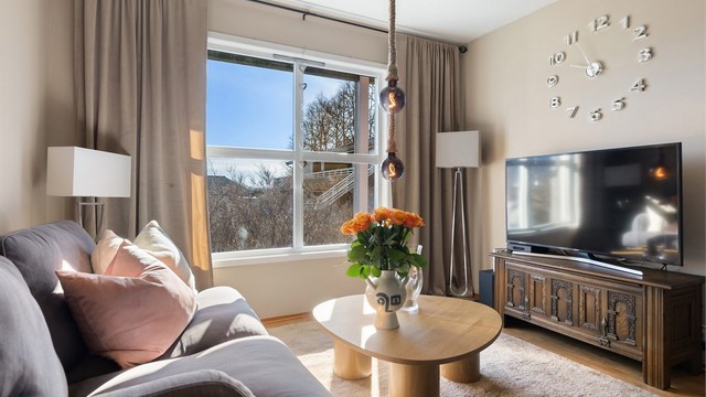 Stuen er malt i delikate farger, og er et sted det er enkelt å trives