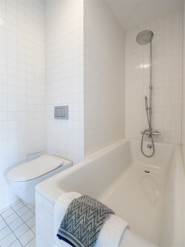 Badet er utstyrt med badekar fra Kaldewei med dusj- og badekararmatur fra Tapwell, toalett fra Villeroy og Boch, Kerasan-servant.