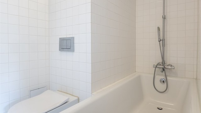 Badet er utstyrt med badekar fra Kaldewei med dusj- og badekararmatur fra Tapwell, toalett fra Villeroy og Boch, Kerasan-servant.