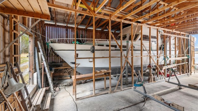 Som dobbelt-naust gir eiendommen fleksible muligheter for lagring av én stor eller flere mindre båter. Båten som er avbildet er 42 ft.