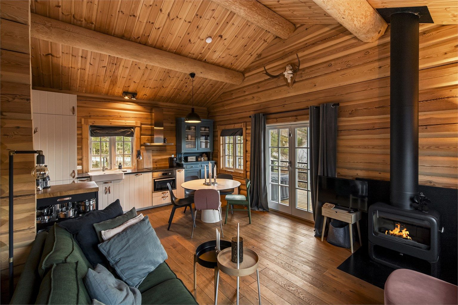 Koselig oppholdsrom med åpen løsning