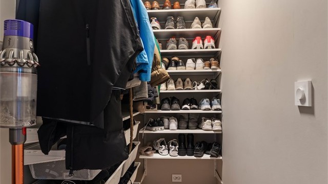 En praktisk bod i tilknytning til gangen gir ekstra lagringsplass.