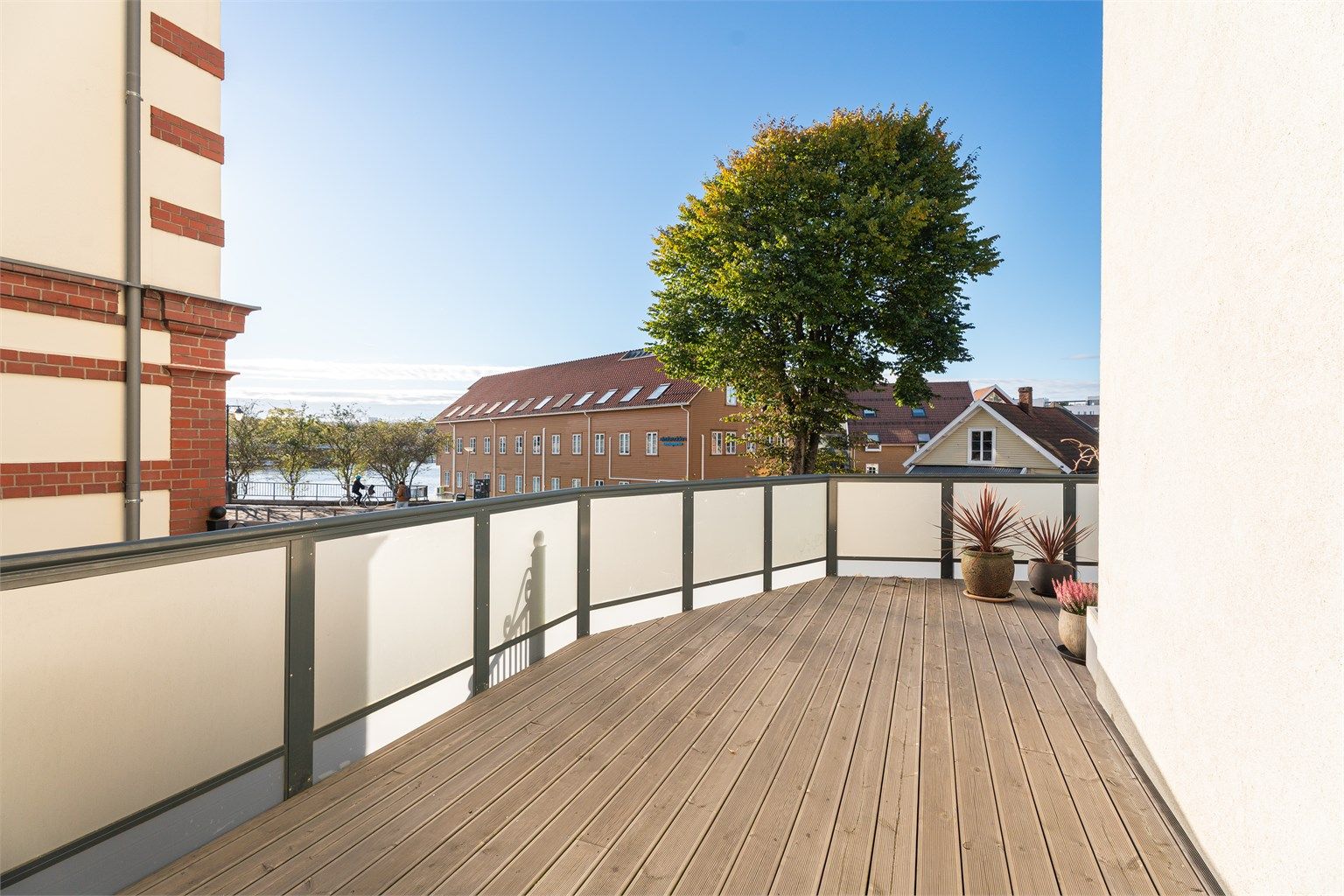 Terrassen strekker seg rundt leiligheten, slik at en kan flytte på seg ettersom hvordan solen står. 