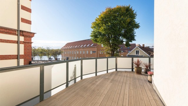 Terrassen strekker seg rundt leiligheten, slik at en kan flytte på seg ettersom hvordan solen står.