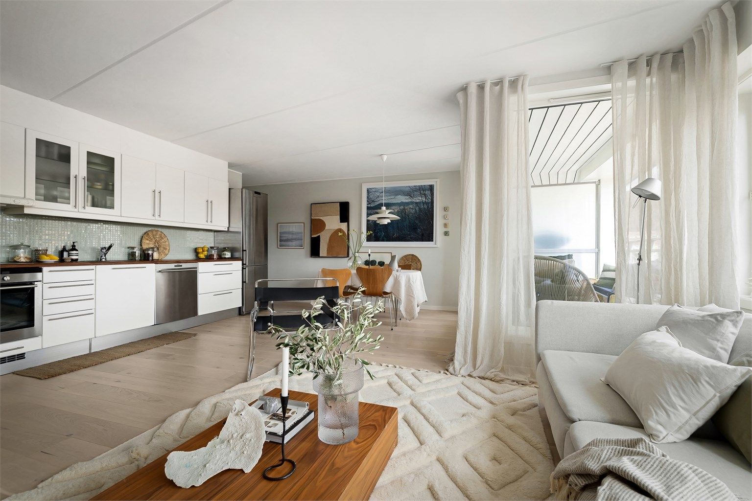 Pent, klassisk kjøkken med god benk- og skapplass