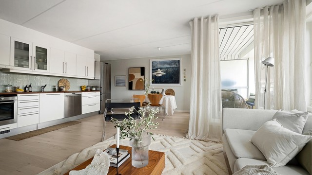 Pent, klassisk kjøkken med god benk- og skapplass