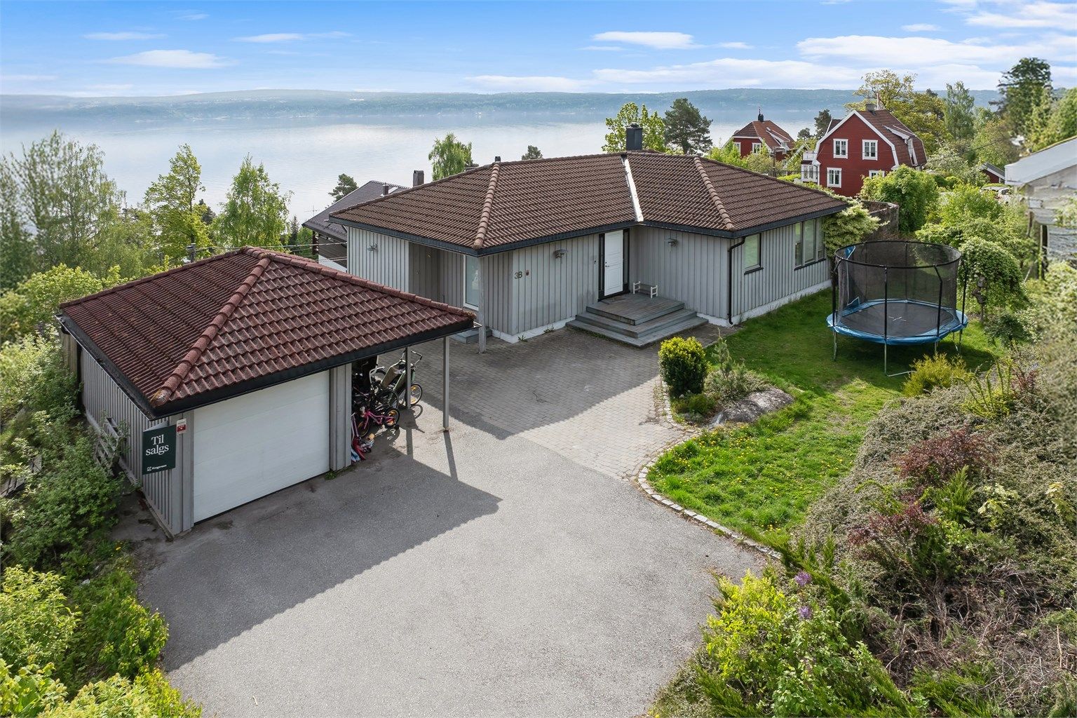 Velkommen til Ringveien 38 -Presentert av eiendomsmegler Anniken Øderud v/ Krogsveen Nesodden. Flott familiebolig som strekker seg over to etasjer og byr på romslige terrasser hvor du kan nyte solrike dager og fantastisk utsikt. 2 hybelleiligheter i u.etg