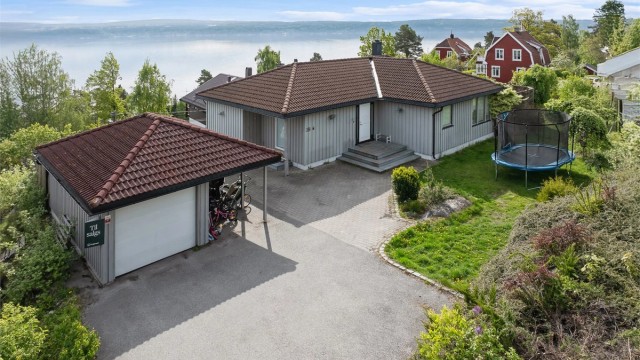 Velkommen til Ringveien 38 -Presentert av eiendomsmegler Anniken Øderud v/ Krogsveen Nesodden. Flott familiebolig som strekker seg over to etasjer og byr på romslige terrasser hvor du kan nyte solrike dager og fantastisk utsikt. 2 hybelleiligheter i u.etg