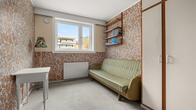 Soverom 3 måler 8 kvm. Alle soverommene har plassbygde garderobeskap.