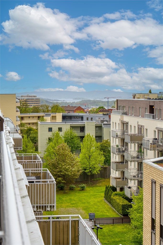 Fra toppetasjen er det en åpen og fri utsikt over nærområdet og grønne fellesarealer.