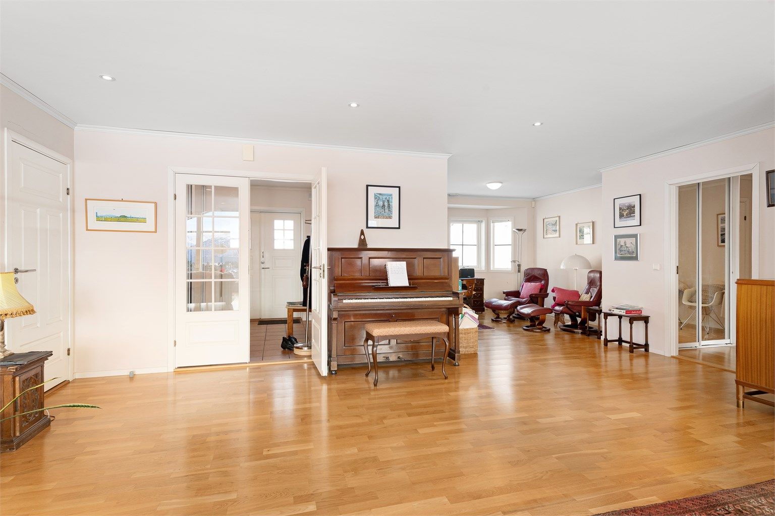 Fra entre/gang kommer du inn til stuen som er inndelt i forskjellige soner. 